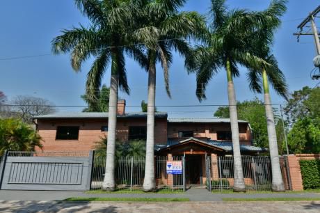 Importante Residencia En Barrio Exclusivo