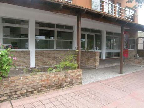 Amplio Local Comercial Barrio Monaco