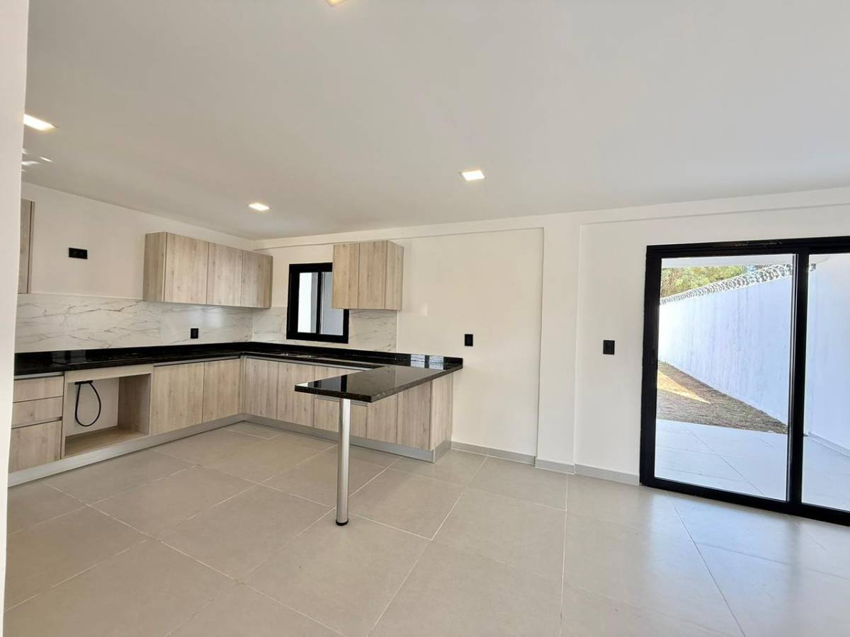 ALQUILO DUPLEX MINIMALISTA EN LUQUE LAURELTY — foto 3