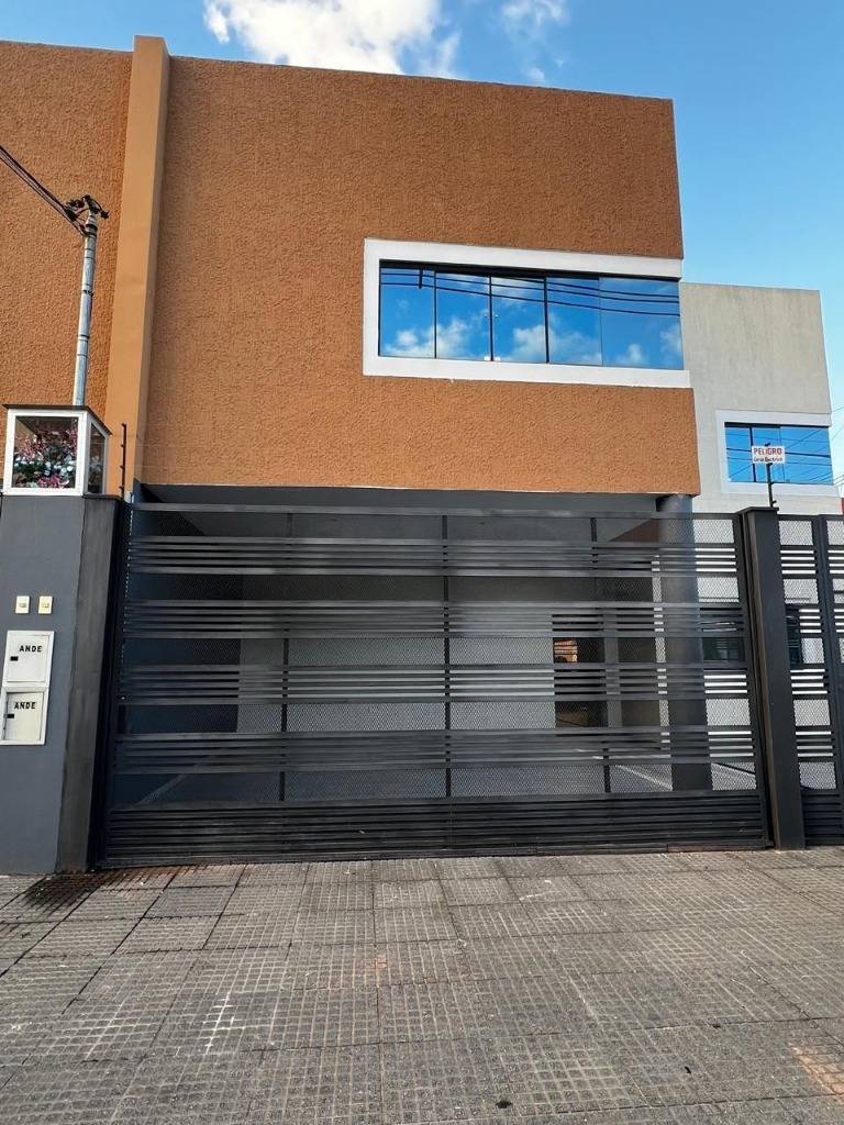 ALQUILO DUPLEX EN ESQUINA EN LAMBARÉ — foto 2