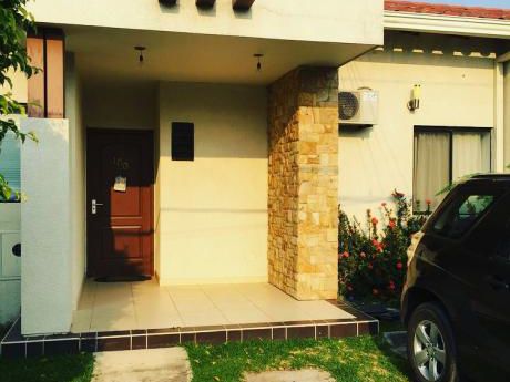 Casa En Venta, Urb. Versalles