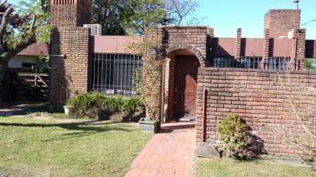 Excelente Propiedad, Amplio Jardín, Todos Los Servicios Cercanos