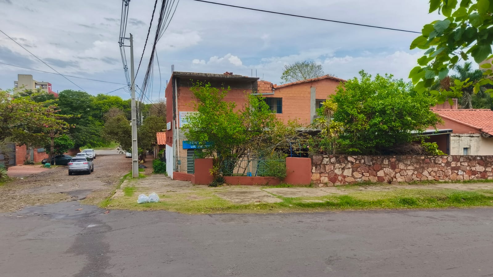 BAJA DE PRECIO!  *Vendo terreno en esquina en Barrio Mburucuyá.* — foto 3