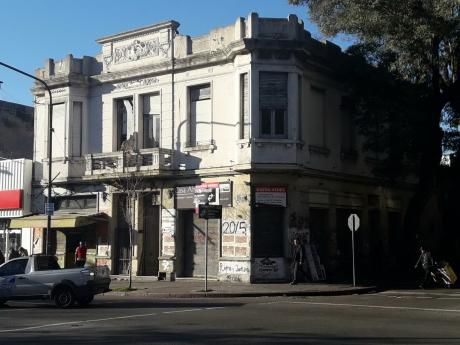 Extraordinaria Esquina Con Proyecto