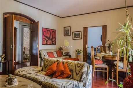 Apartamento De 2 Dormitorios Mas Servicio En Pocitos Con Estufa A Leña