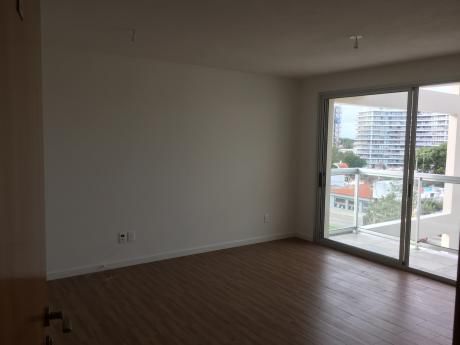Alquilo Apartamento A Estrenar Al Frente, 2 Dormitorios Con Placares, Cochera