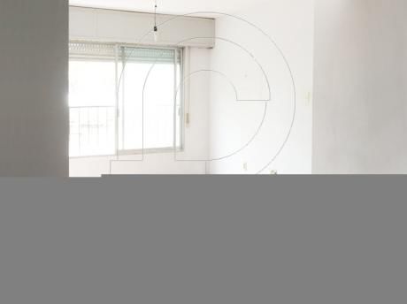 Buen Apartamento En El Centro A Pocas Cuadras De La Rambla.