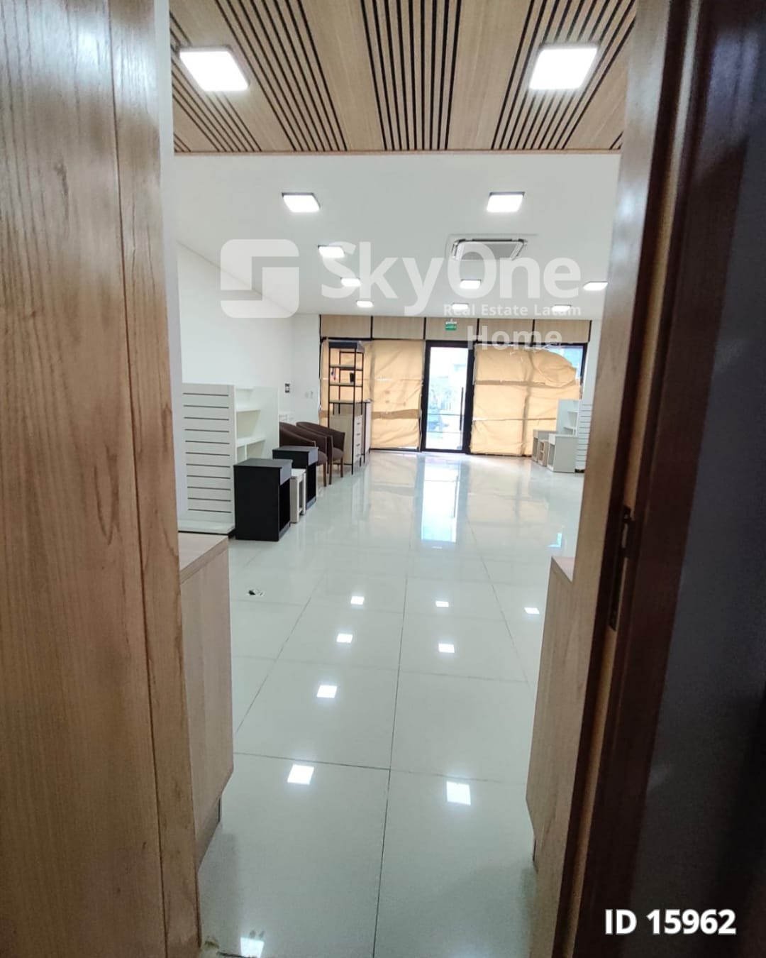 Salón Comercial sobre Av. Artigas | 129 m² | En Alquiler — foto 2