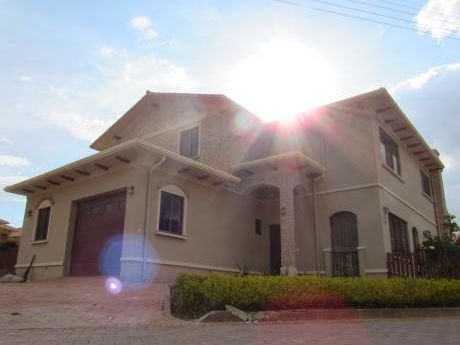 Hermosa Casa En Alquiler - Urb. La Serena