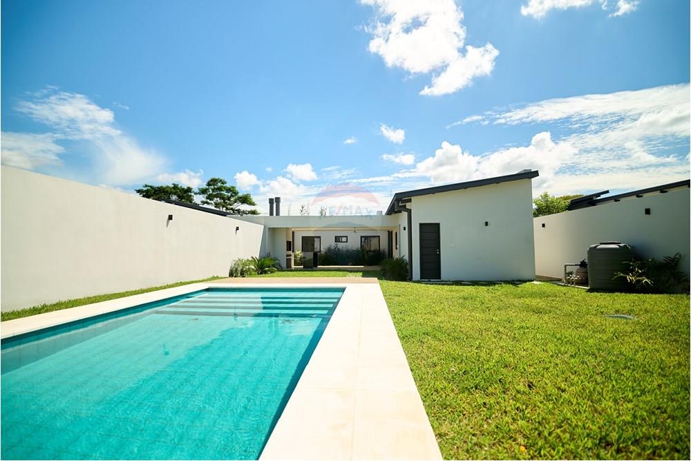 Vendo casa en Barrio Cerrado Surubi'i con financiación propia — foto 2