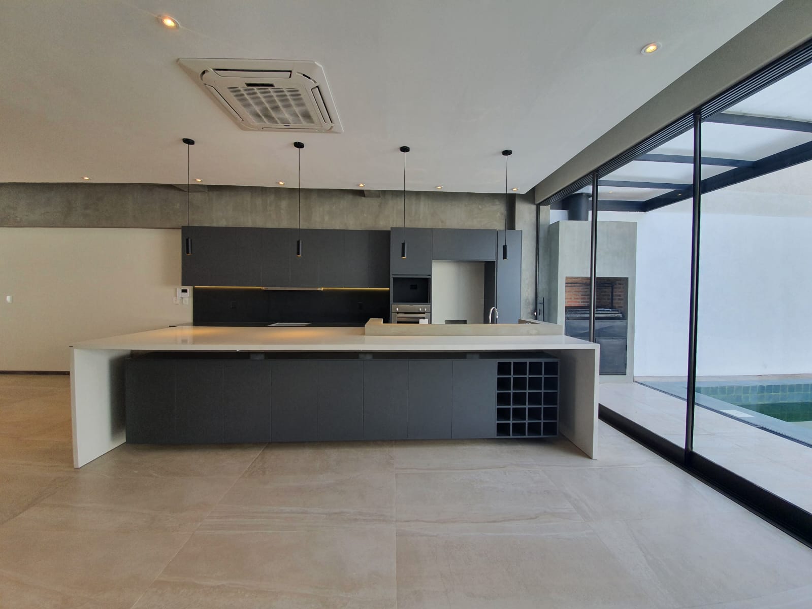 ALQUILO HERMOSA CASA PAREADA EN MBURUCUYA 300 M² — foto 2
