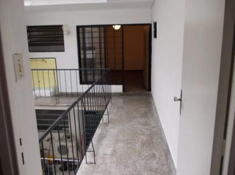 Centro. 1 Dor. 40mts2. Piso 2. Cerca De Todo. Aa. Seguridad. Azotea. Gc Bajos.