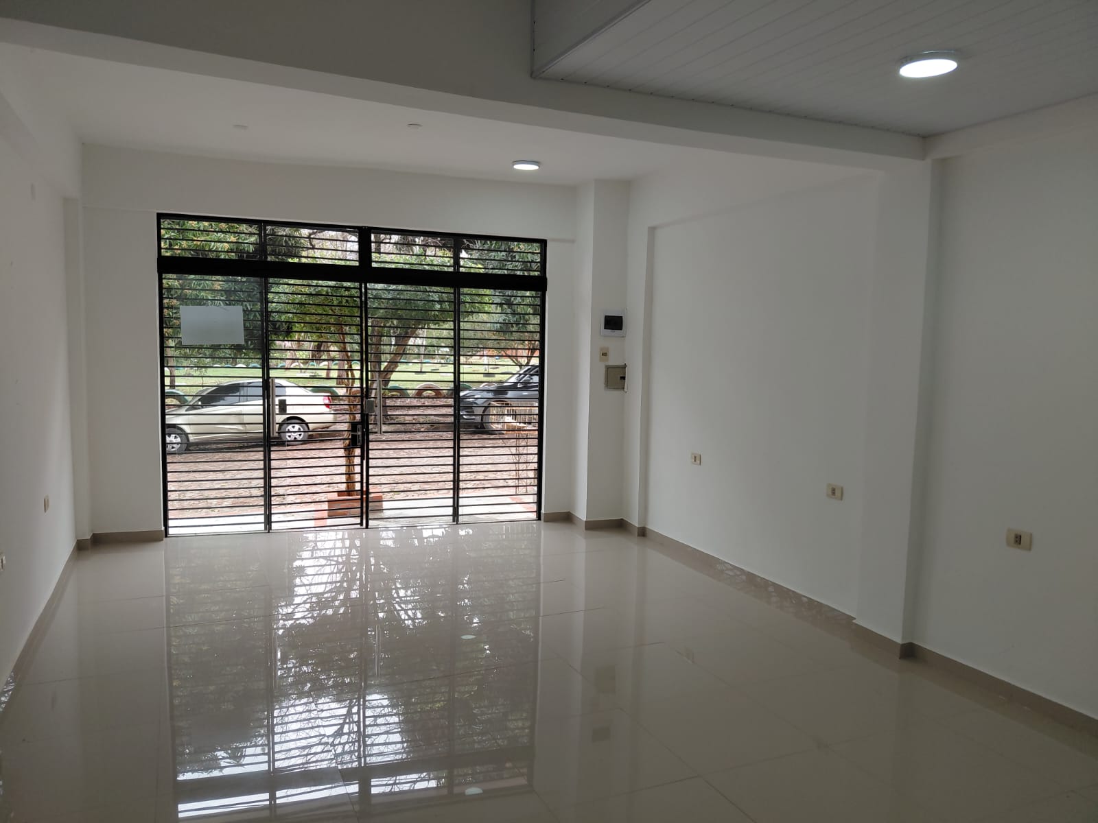 ALQUILER DE SALÓN COMERCIAL EN VILLA ELISA — foto 2