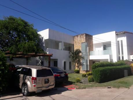 Casa En Anticretico En Condominio Barcelo En Zona Norte
