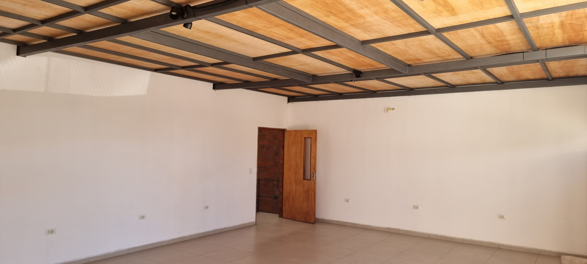 Hermoso Deposito Showroom Y Oficina Sobre Av Calle Ultima Defensores Chaco Lynch — foto 3