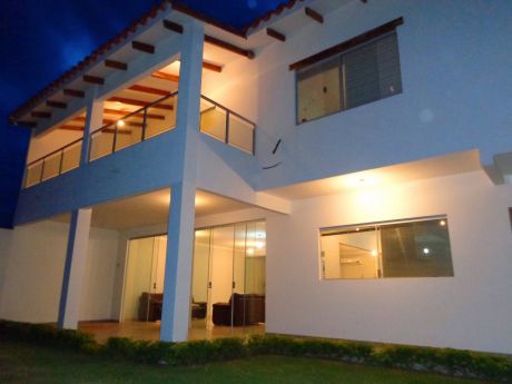 Linda Mansión En Zona Norte En Exclusivo Condominio-