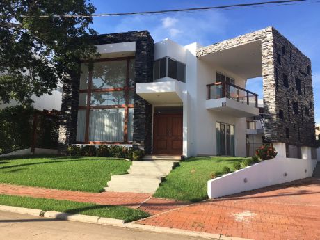 Alquiler De Hermosa Casa Estilo Minimalista En Urubo