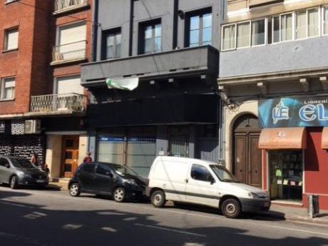 Casa De Altos Con Local Comercial En P.b.