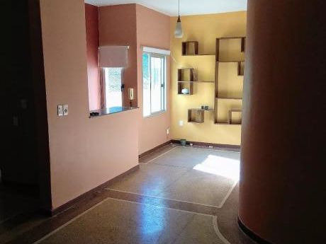 Pocitos, 1ro Por Escalera, Cta Fte, 2 Dorm, Gastos Bajos!