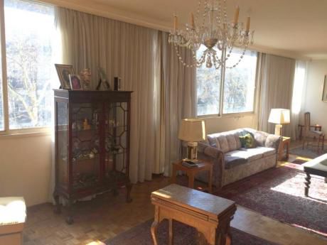 Apartamento 3 Dormitorios, 2 Baños Y Servicio. Pocitos