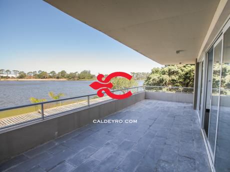 Apartamento En Excelente Complejo Contra Lago Ref.: 4128