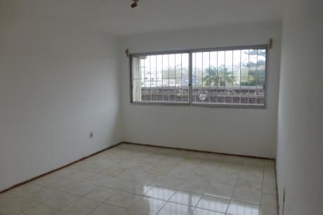 Bajo De Precio !!! A 1 Cuadra De 18 De Julio!!! Monoambiente Con Separaciones