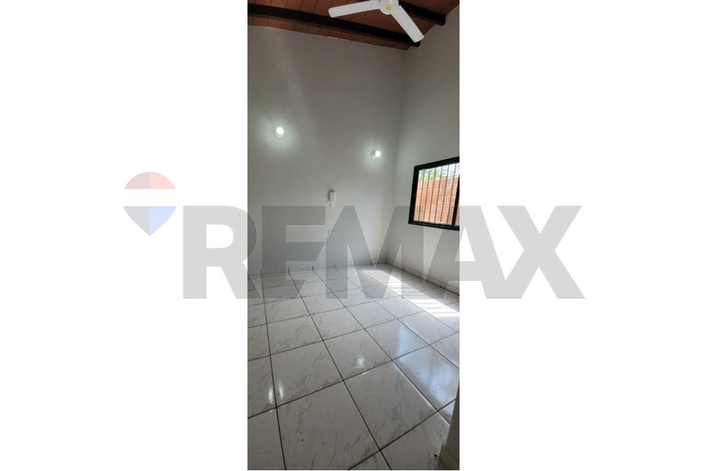 Casa - Alquiler - Luque, Central, Paraguay — foto 2