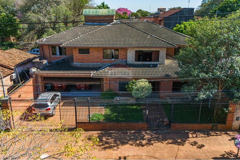 RESIDENCIA DE 669 M2 SOBRE LA AVENIDA PERÓN — foto 2