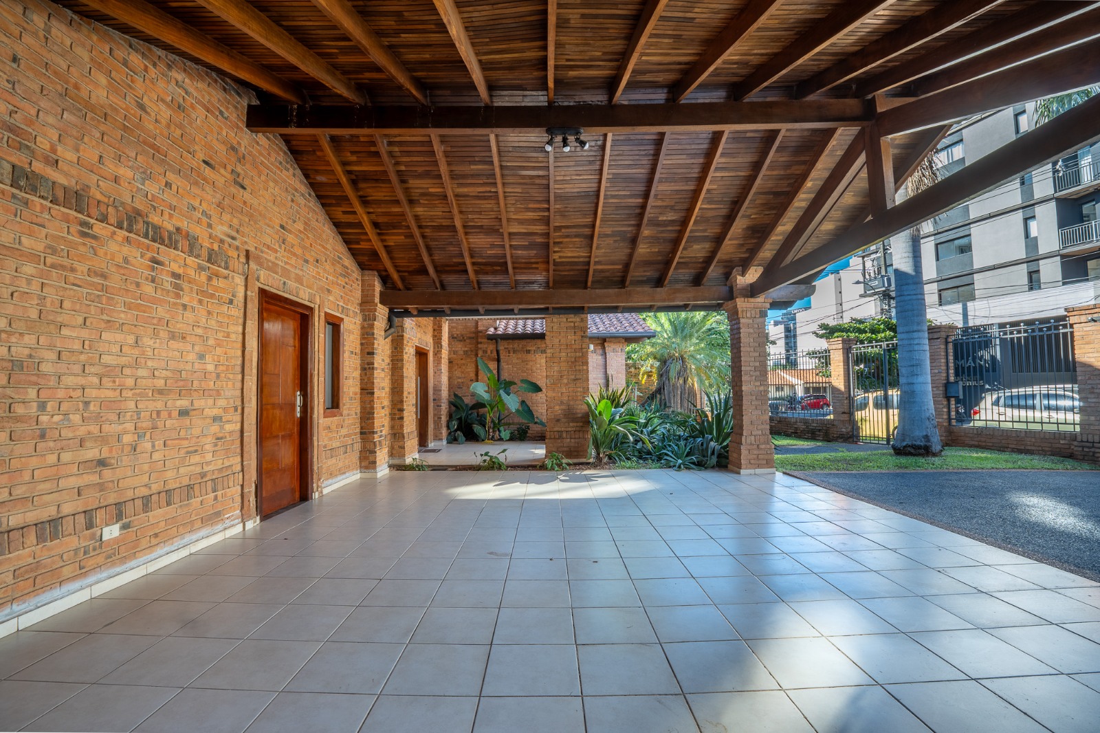 Residencia Amplia en Alquiler - Ideal para fines comerciales — foto 2