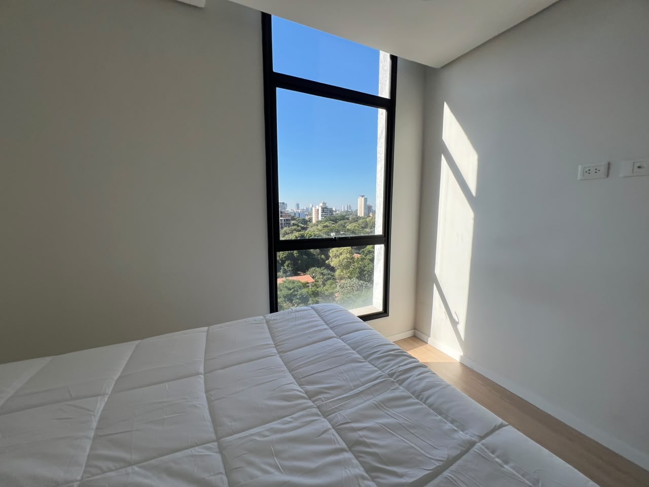 Alquiler – Departamento Amoblado De 2 Dormitorios, Doble Cochera Y Domótica — Foto 1