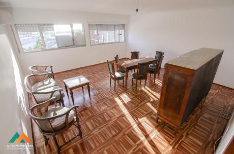 Apartamento Al Frente, Excelente Estado De Conservación