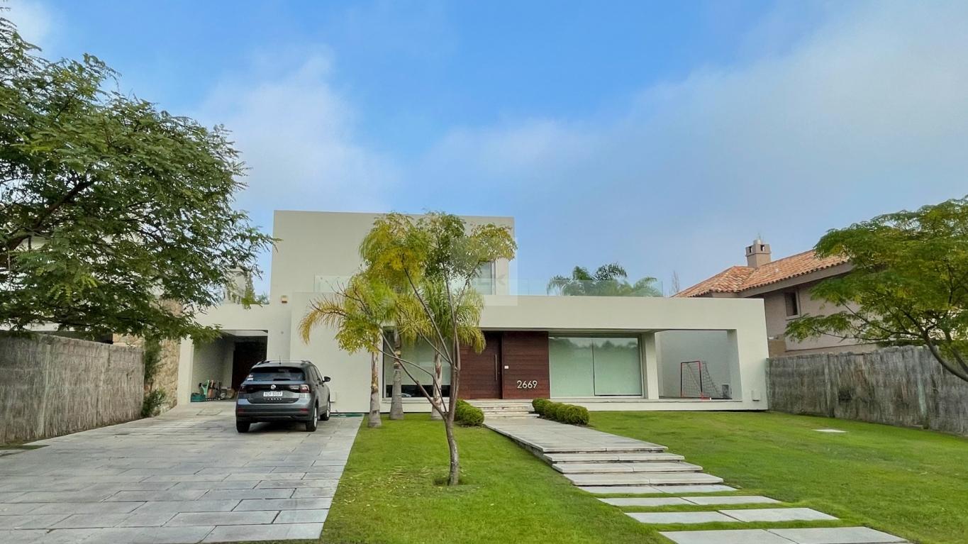Moderna casa en Barrio Parques