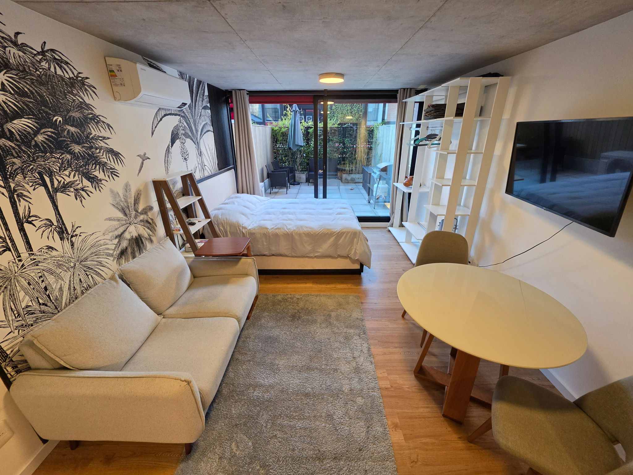 En Alquiler, Monoambiente Equipado, Luminoso, Patio interno exclusivo y Garaje