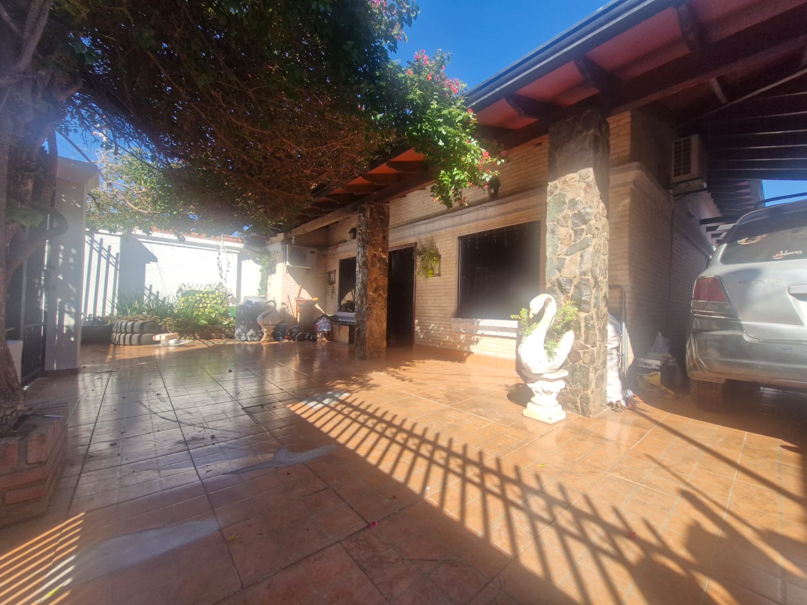 ALQUILO CASA CON QUINCHO EN LUQUE – ZONA CONMEBOL — foto 3