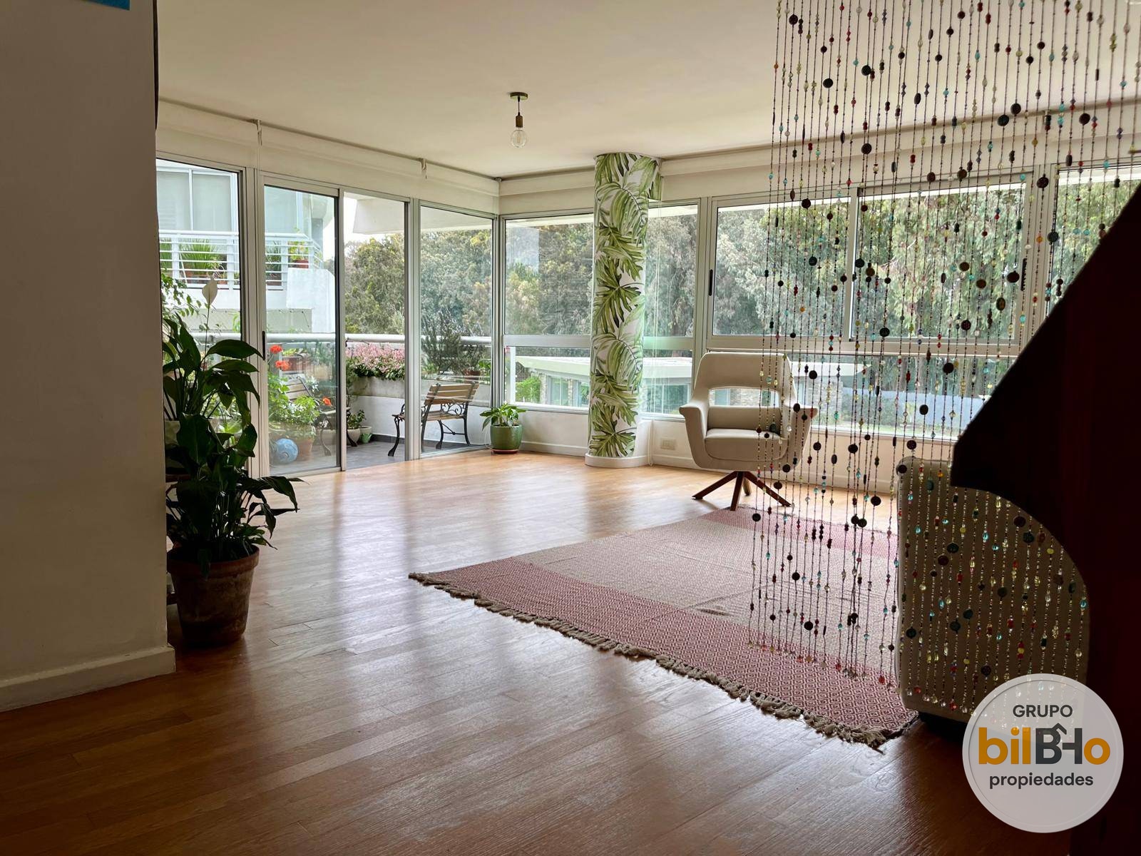 Apartamento en venta c/ cochera DOBLE en Carrasco Norte, muy luminoso .