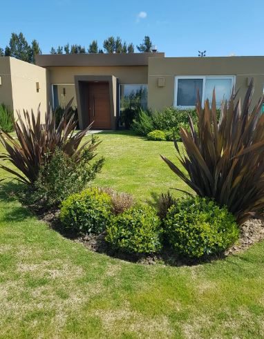 Casa en alquiler de 4 dormitorios c/ cochera en Colinas De Carrasco