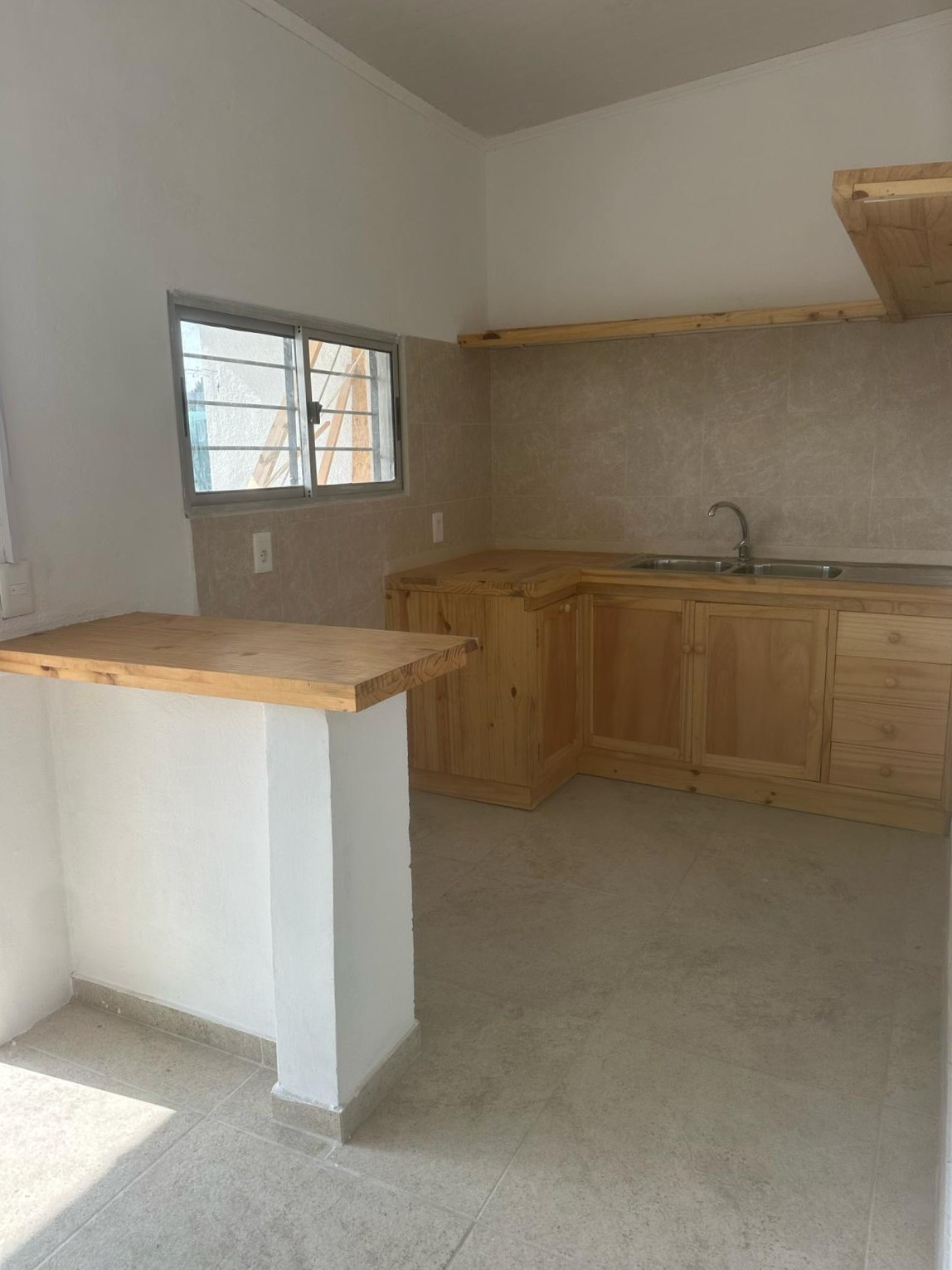 Casa en alquiler de 1 dormitorio c/ cochera en Salinas · Foto 3
