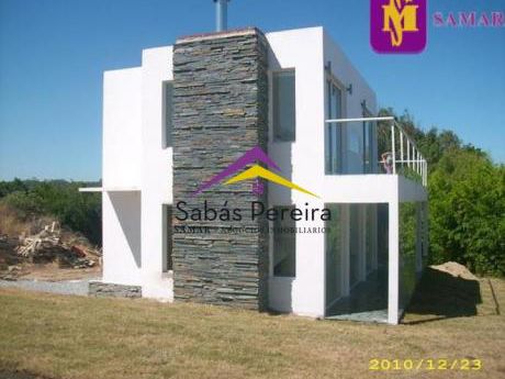 Casas En Punta Piedras
