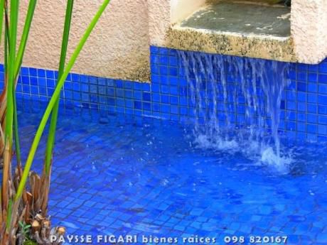 Importante Residencia En Jardines De Carrasco