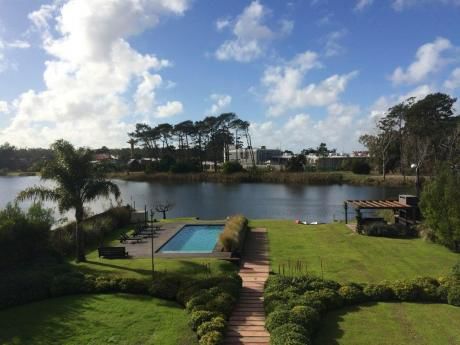 Excelente Apartamento Con Vista Al Lago. 2 Dormitorios En Suite. Unico