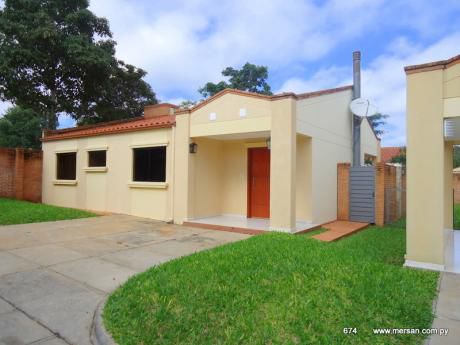 Casa 3 Dorm. - Cond. Boulevard Confederación Luque (CóD. 674)