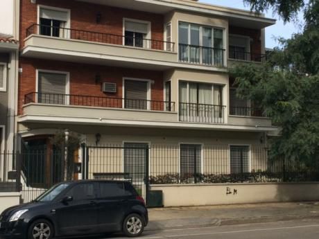 Edificio De Tres Pisos Y Gran Fondo Area Terreno 560mts.2