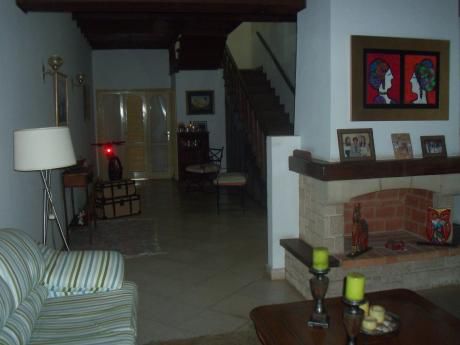 Vendo Casa De 2 Plantas Zona Shopping Mcal Lopez