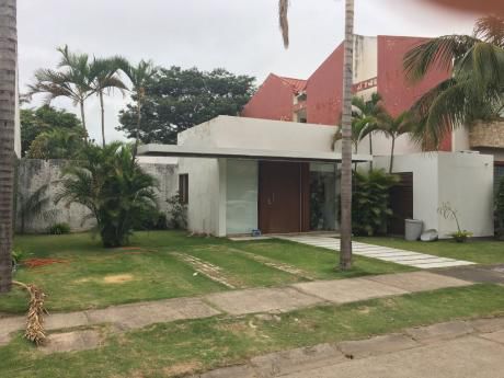 Alquiler O Venta De Bonita Casa En Condominio Cerrado La Hacienda 1