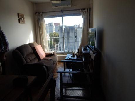 A 200 Mts De Av. 18 De Julio. Piso 7 Vista Despejada