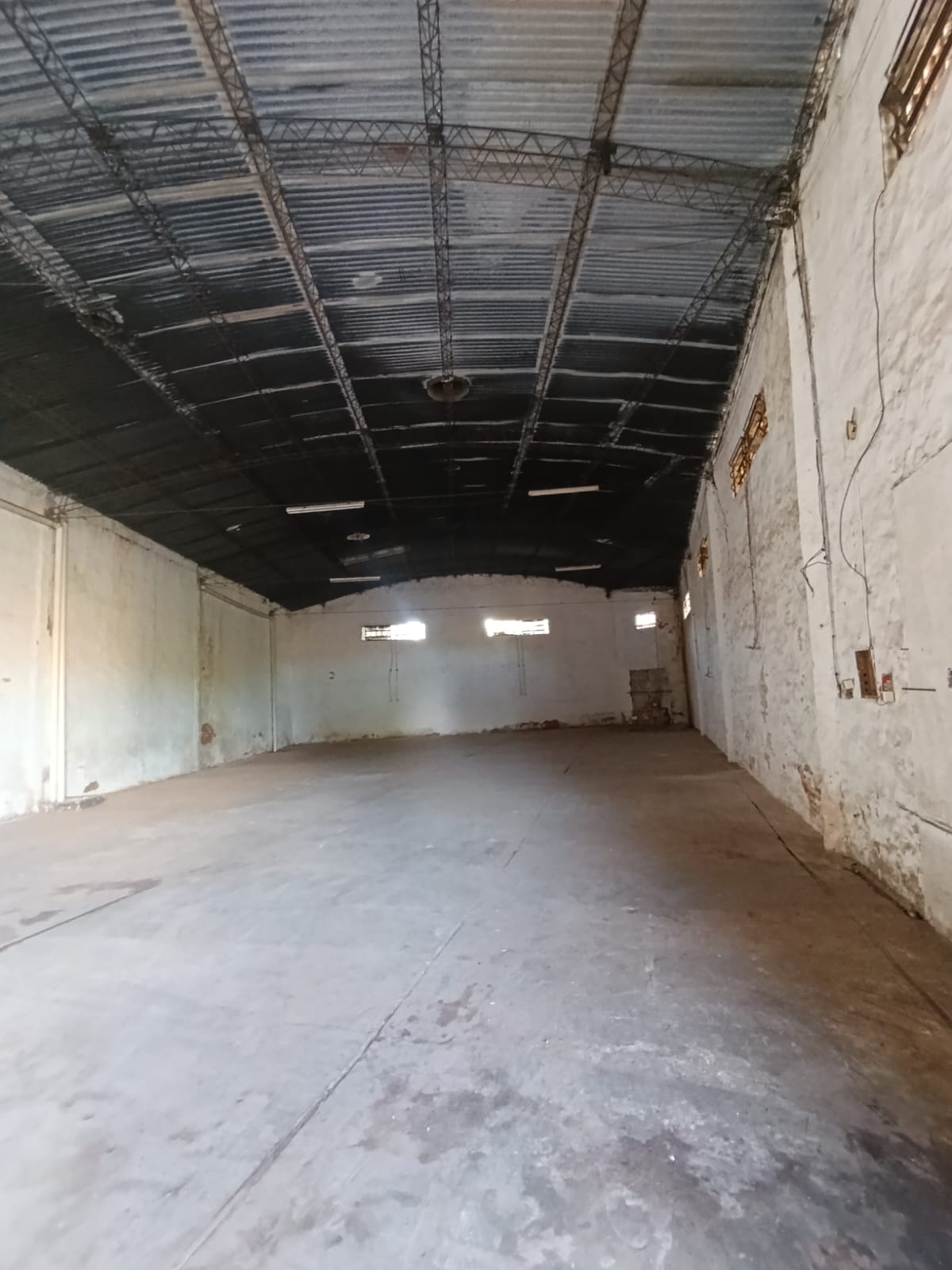 EN ALQUILER – DEPÓSITO COMERCIAL BARRIO HIPODROMO — foto 2