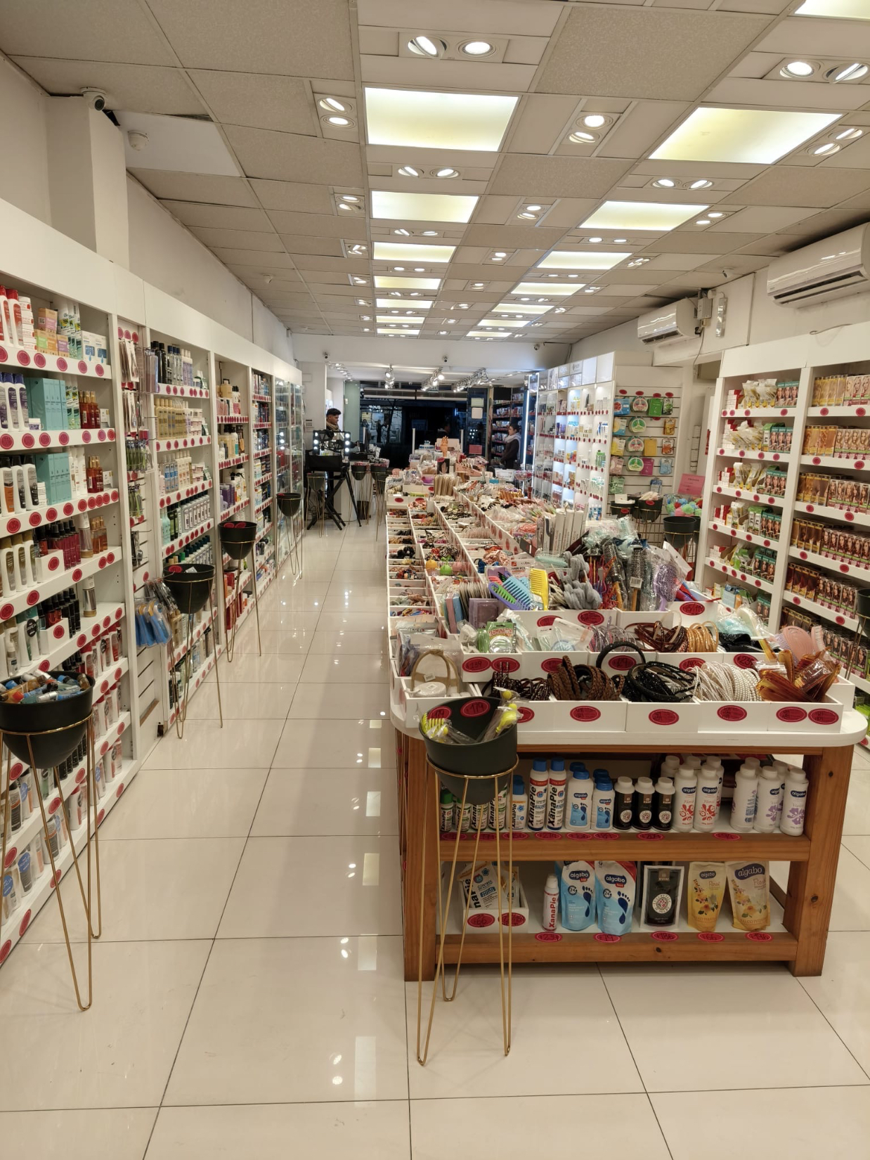 Se Alquila Local En 18 De Julio Y Roxlo, Con 107m2  Salón Más 102 M2 Depósito · Foto 2