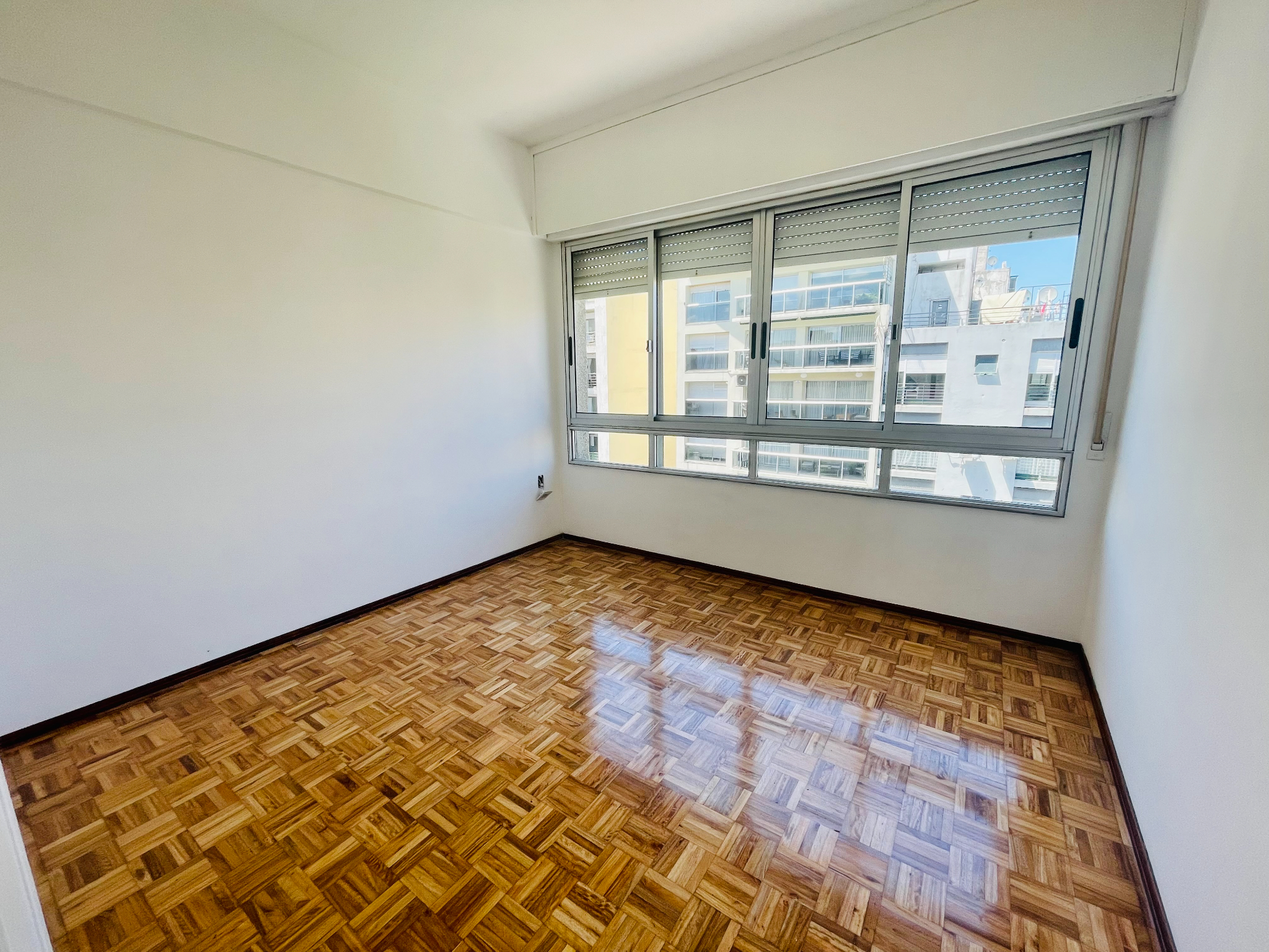 Alquiler Apartamento de 3 dormitorios y Garaje en Pocitos. · Foto 5