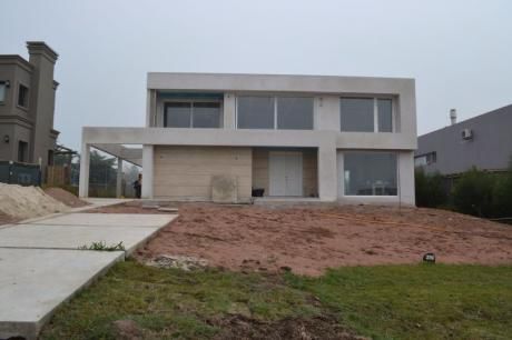 Casa De 4 Dormitorios Especatcular