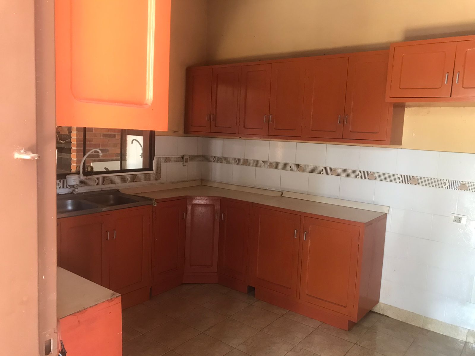 VENDO HERMOSA CASA EN LUQUE ZONA CONMEBOL. Cod 059 — foto 3